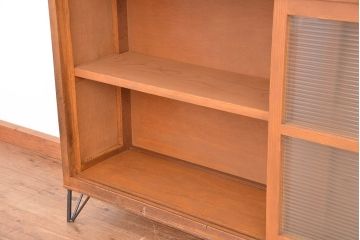 アンティーク家具　1970年代　古い学校の鉄脚薄型モールガラス収納棚(食器棚・本棚)
