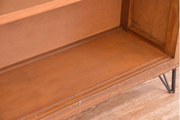 アンティーク家具　1970年代　古い学校の鉄脚薄型モールガラス収納棚(食器棚・本棚)