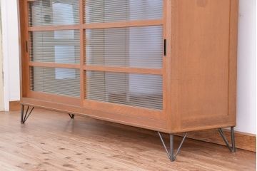 アンティーク家具　1970年代　古い学校の鉄脚モールガラス収納棚?(食器棚・本棚)