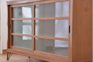 アンティーク家具　1970年代　古い学校の鉄脚モールガラス収納棚?(食器棚・本棚)