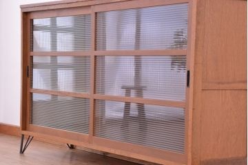 アンティーク家具　1970年代　古い学校の鉄脚モールガラス収納棚?(食器棚・本棚)