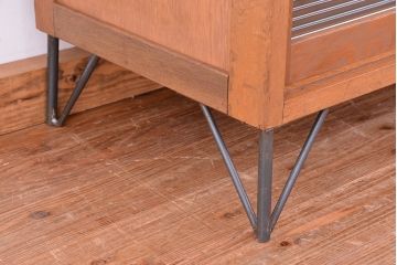 アンティーク家具　1970年代　古い学校の鉄脚モールガラス収納棚?(食器棚・本棚)