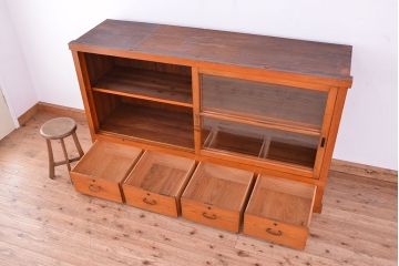 アンティーク家具　アンティーク　大きな引出し付ガラス収納棚(食器棚)
