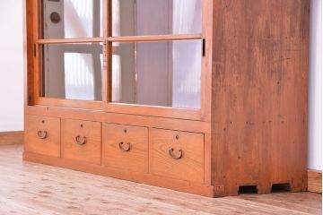 アンティーク家具　アンティーク　大きな引出し付ガラス収納棚(食器棚)