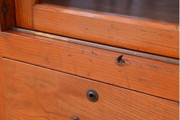 アンティーク家具　アンティーク　大きな引出し付ガラス収納棚(食器棚)