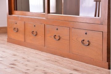 アンティーク家具　アンティーク　大きな引出し付ガラス収納棚(食器棚)