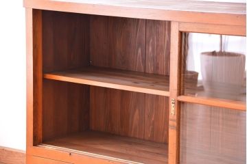 アンティーク家具　アンティーク　大きな引出し付ガラス収納棚(食器棚)