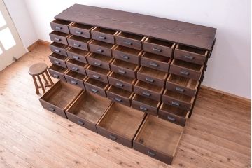 アンティーク家具　古民具・骨董　脚付き34杯引出し収納棚(薬箪笥、百味箪笥)