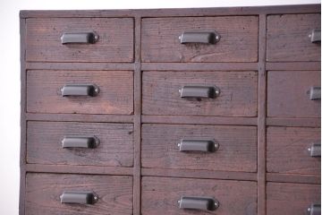 アンティーク家具　古民具・骨董　脚付き34杯引出し収納棚(薬箪笥、百味箪笥)