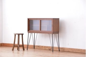 アンティーク家具　アンティーク　モールガラス引き戸の鉄脚付戸棚?(ガラス収納棚)