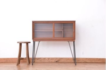 アンティーク家具　アンティーク　モールガラス引き戸の鉄脚付戸棚?(ガラス収納棚)