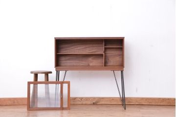 アンティーク家具　アンティーク　モールガラス引き戸の鉄脚付戸棚?(ガラス収納棚)