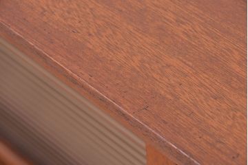 アンティーク家具　アンティーク　モールガラス引き戸の鉄脚付戸棚?(ガラス収納棚)