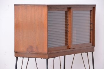 アンティーク家具　アンティーク　モールガラス引き戸の鉄脚付戸棚?(ガラス収納棚)