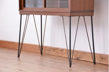 アンティーク家具　アンティーク　モールガラス引き戸の鉄脚付戸棚?(ガラス収納棚)