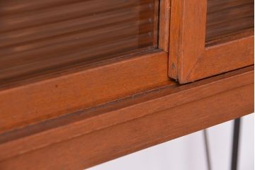 アンティーク家具　アンティーク　モールガラス引き戸の鉄脚付戸棚?(ガラス収納棚)
