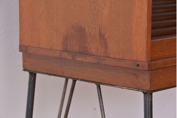 アンティーク家具　アンティーク　モールガラス引き戸の鉄脚付戸棚?(ガラス収納棚)