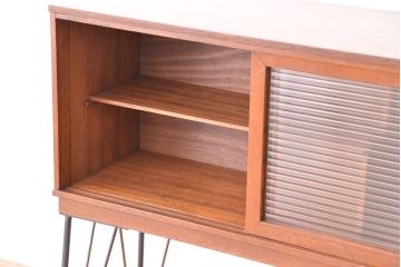 アンティーク家具　アンティーク　モールガラス引き戸の鉄脚付戸棚?(ガラス収納棚)