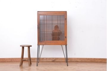 アンティーク家具　アンティーク　素敵なデザイン!格子トビラのガラスケース(ショーケース・ガラス収納棚)(飾り棚)