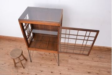アンティーク家具　アンティーク　素敵なデザイン!格子トビラのガラスケース(ショーケース・ガラス収納棚)(飾り棚)