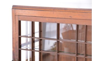 アンティーク家具　アンティーク　素敵なデザイン!格子トビラのガラスケース(ショーケース・ガラス収納棚)(飾り棚)