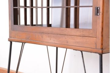 アンティーク家具　アンティーク　素敵なデザイン!格子トビラのガラスケース(ショーケース・ガラス収納棚)(飾り棚)