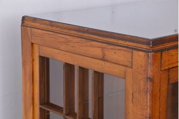 アンティーク家具　アンティーク　素敵なデザイン!格子トビラのガラスケース(ショーケース・ガラス収納棚)(飾り棚)