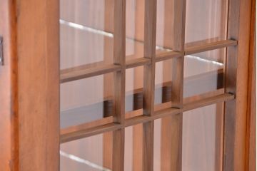 アンティーク家具　アンティーク　素敵なデザイン!格子トビラのガラスケース(ショーケース・ガラス収納棚)(飾り棚)