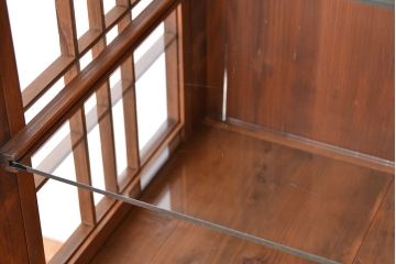 アンティーク家具　アンティーク　素敵なデザイン!格子トビラのガラスケース(ショーケース・ガラス収納棚)(飾り棚)