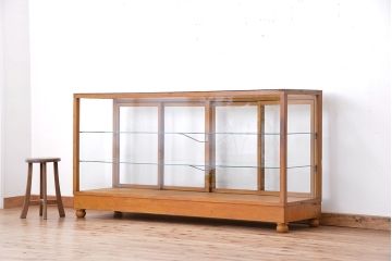 レトロ家具　昭和レトロ　4枚引き戸の大きなガラスケース(ショーケース)
