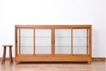 レトロ家具　昭和レトロ　4枚引き戸の大きなガラスケース(ショーケース)