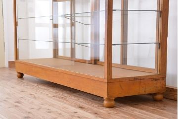 レトロ家具　昭和レトロ　4枚引き戸の大きなガラスケース(ショーケース)