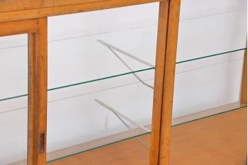 レトロ家具　昭和レトロ　4枚引き戸の大きなガラスケース(ショーケース)