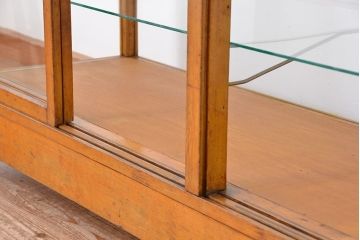 レトロ家具　昭和レトロ　4枚引き戸の大きなガラスケース(ショーケース)