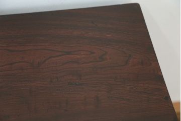 アンティーク家具　アンティーク　古い木のシックな色合いの小振りな片袖机?