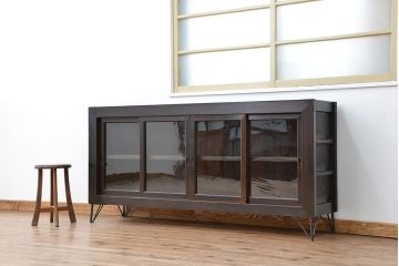 アンティーク家具　アンティーク 四枚引き戸の鉄脚付き関西収納棚(ローボード、ガラスケース、水屋箪笥、食器棚、テレビ台、キャビネット、収納棚)