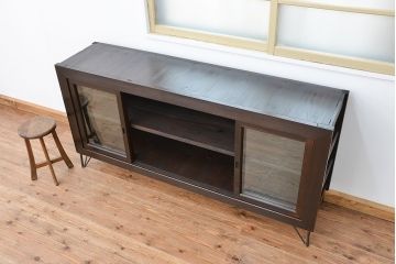 アンティーク家具　アンティーク 四枚引き戸の鉄脚付き関西収納棚(ローボード、ガラスケース、水屋箪笥、食器棚、テレビ台、キャビネット、収納棚)