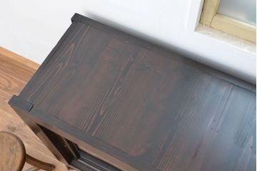 アンティーク家具　アンティーク 四枚引き戸の鉄脚付き関西収納棚(ローボード、ガラスケース、水屋箪笥、食器棚、テレビ台、キャビネット、収納棚)