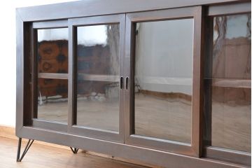 アンティーク家具　アンティーク 四枚引き戸の鉄脚付き関西収納棚(ローボード、ガラスケース、水屋箪笥、食器棚、テレビ台、キャビネット、収納棚)