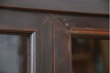 アンティーク家具　アンティーク 四枚引き戸の鉄脚付き関西収納棚(ローボード、ガラスケース、水屋箪笥、食器棚、テレビ台、キャビネット、収納棚)
