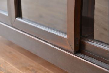 アンティーク家具　アンティーク 四枚引き戸の鉄脚付き関西収納棚(ローボード、ガラスケース、水屋箪笥、食器棚、テレビ台、キャビネット、収納棚)
