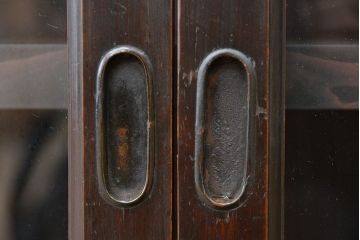 アンティーク家具　アンティーク 四枚引き戸の鉄脚付き関西収納棚(ローボード、ガラスケース、水屋箪笥、食器棚、テレビ台、キャビネット、収納棚)