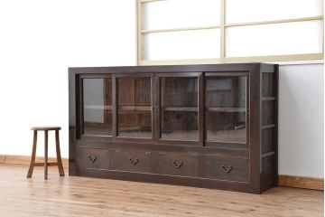 アンティーク家具　アンティーク 四枚引き戸の引き出し付き関西収納棚(ガラスケース、水屋箪笥、食器棚、収納棚)