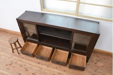 アンティーク家具　アンティーク 四枚引き戸の引き出し付き関西収納棚(ガラスケース、水屋箪笥、食器棚、収納棚)