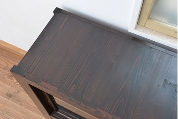 アンティーク家具　アンティーク 四枚引き戸の引き出し付き関西収納棚(ガラスケース、水屋箪笥、食器棚、収納棚)