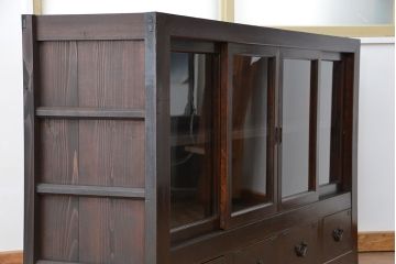 アンティーク家具　アンティーク 四枚引き戸の引き出し付き関西収納棚(ガラスケース、水屋箪笥、食器棚、収納棚)