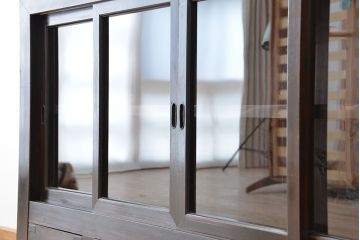 アンティーク家具　アンティーク 四枚引き戸の引き出し付き関西収納棚(ガラスケース、水屋箪笥、食器棚、収納棚)