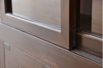 アンティーク家具　アンティーク 四枚引き戸の引き出し付き関西収納棚(ガラスケース、水屋箪笥、食器棚、収納棚)