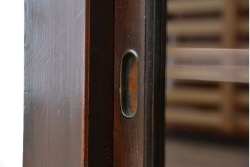 アンティーク家具　アンティーク 四枚引き戸の引き出し付き関西収納棚(ガラスケース、水屋箪笥、食器棚、収納棚)