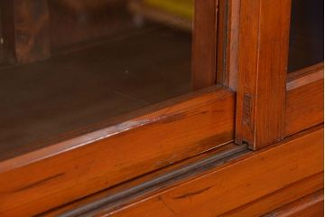 レトロ家具　昭和レトロ シンプルな二段重ね大型収納棚(ガラスケース/食器棚)